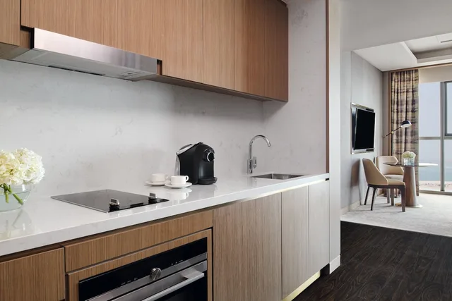جناح استوديو بسرير كينج بإطلالة على البحر بمطبخ صغير، INTERCONTINENTAL ABU DHABI RESIDENCE 7/7