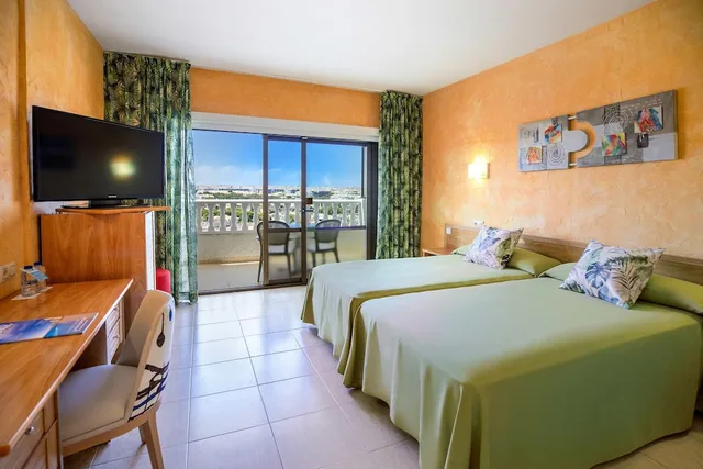 غرفة بأربعة أسرّة بشرفة، Hotel Servigroup La Zenia 2/10
