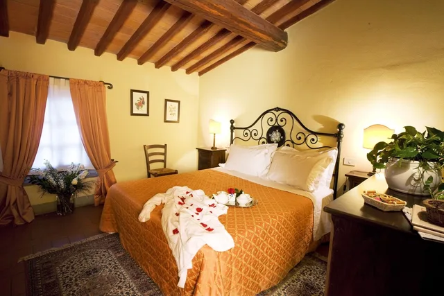 جناح حصري بسرير كوين بحوض جاكوزي، Monsignor Della Casa Country Resort 2/4