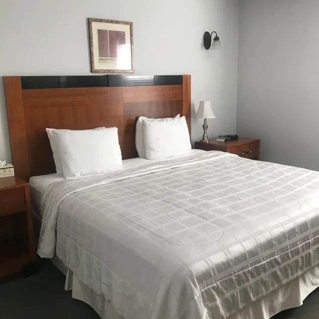 غرفة رباعية، Crescent Suites Hotel 2/5