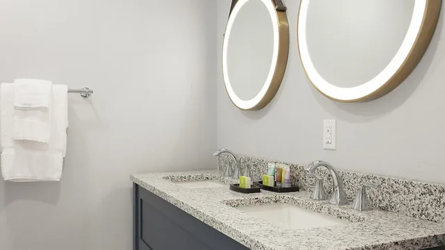 جناح بسرير كينج وسريرين كوين بغرفتي نوم مع أريكة، Hilton Vacation Club King 583 Charleston 9/10