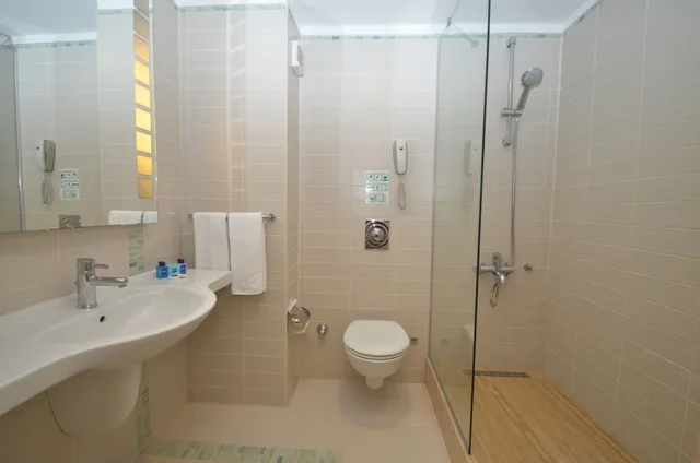 غرفة قياسية بسريرين منفصلين بإطلالة على المسبح، La Blanche Resort and Spa 9/10