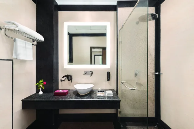 غرفة بريميوم بسرير كينج، Ramada by Wyndham Varanasi Katesar 6/6
