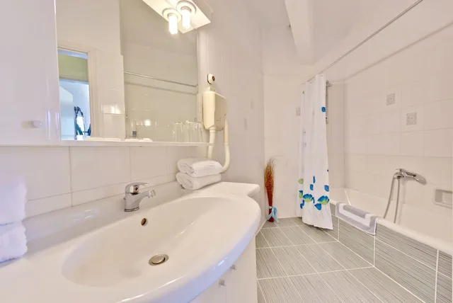 جناح بسرير كينج بإطلالة على البحر مع أريكة، Mendi Beach Hotel 4/6