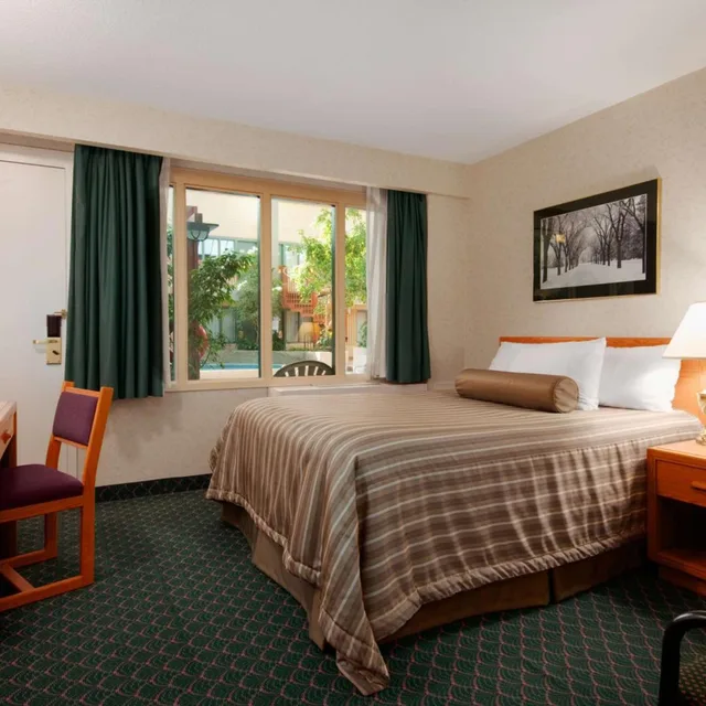 غرفة ديلوكس بسرير كوين، Travelodge by Wyndham Winnipeg East 1/10