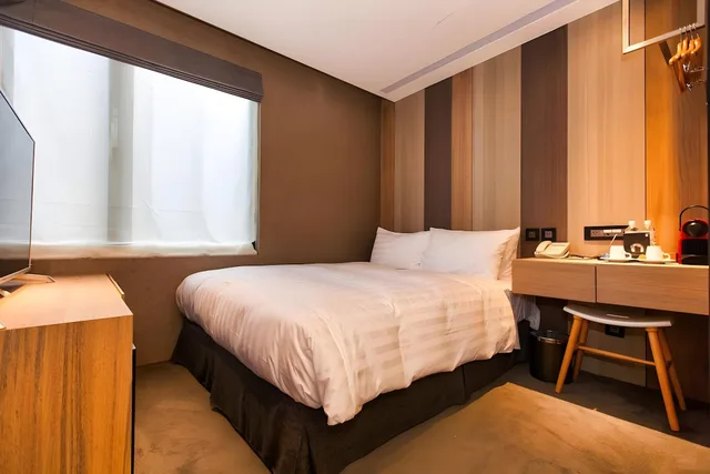 غرفة بزنس بسرير كوين بإطلالة على المدينة مفردة بسرير كينج بحوض استحمام، Hotel East 2/2