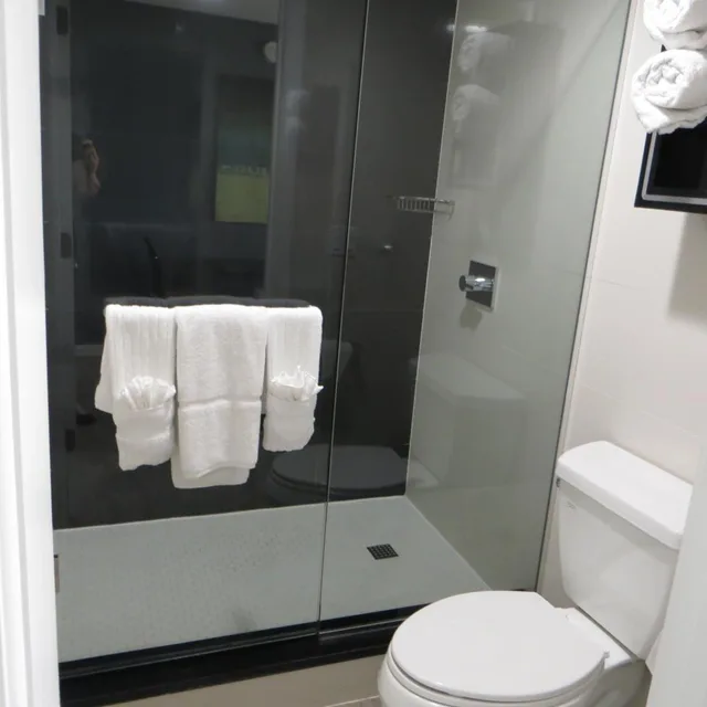 جناح بشرفة، Lotus Boutique Inn Suites 5/10