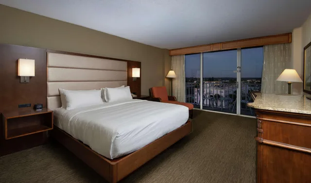 غرفة كلاسيكية بسرير كينج، DoubleTree Beach Resort by Hilton Tampa Bay - North Redington Beach 1/7