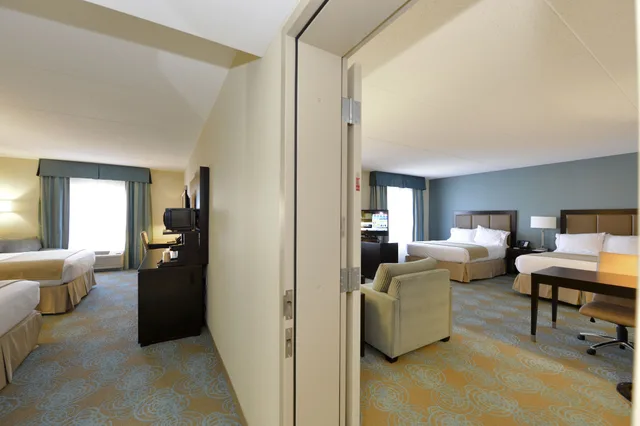 suite, 2 queen beds, Holiday Inn Express Hotel Suites Waterloo St Jacobs 8/10