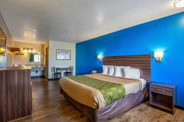 غرفة قياسية بسرير كينج، Rodeway Inn St George North Near Pioneer Park 2/3