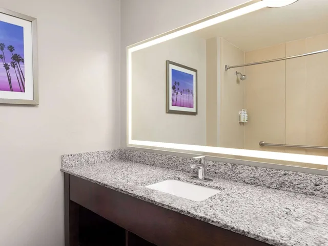 غرفة بسرير كينج، La Quinta Inn & Suites by Wyndham Santa Clarita - Valencia 7/8