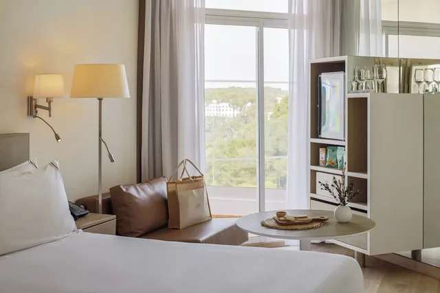 Melia, Guest Room, Queen Bed, Sofa، Melia Cala Galdana 6/9