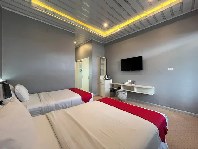 غرفة ديلوكس بسريرين منفصلين، Grand Tamaro Hotel Parapat 4/8
