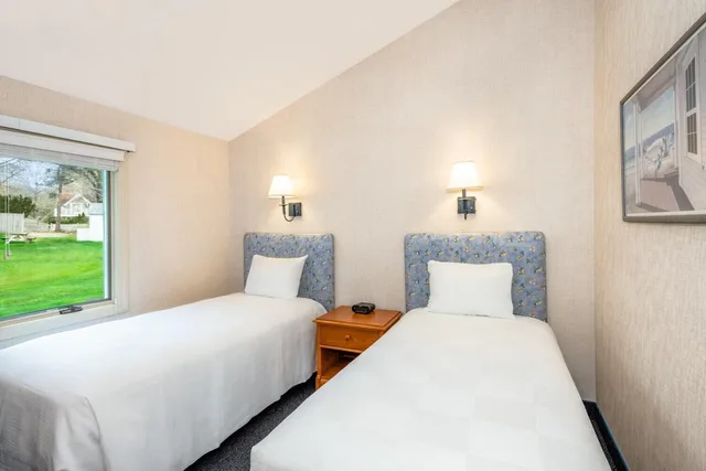 غرفة مع أريكة، Green Harbor Resort 2/5