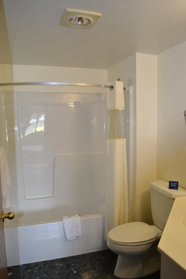 جناح ديلوكس بسرير كينج، Travelodge by Wyndham Niagara Falls 3/5