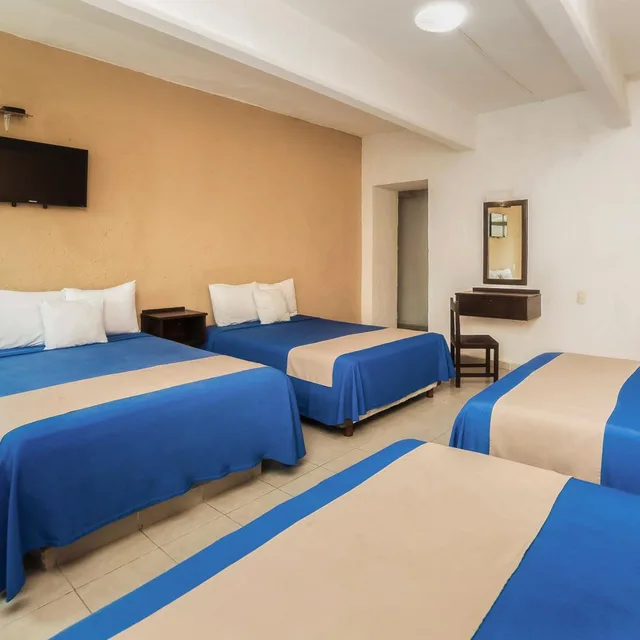 غرفة رباعية بحوض استحمام، Hotel Trianon 3/9