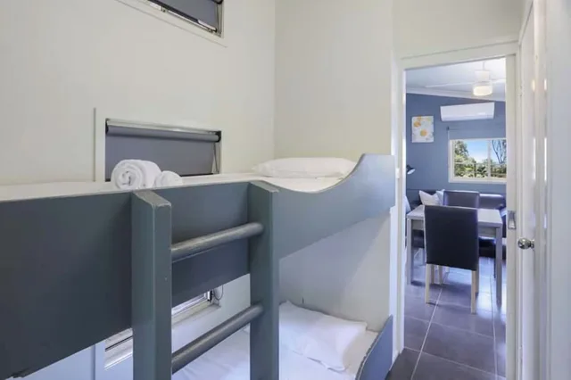 كابينة بسرير كوين وسرير بطابقين، Reflections Holiday Parks Nambucca Heads 3/6