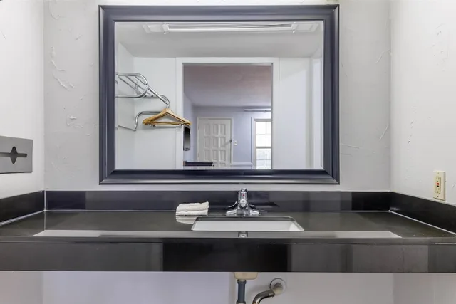غرفة قياسية بسرير كينج للمدخنين، Motel6 Dallas, TX - Downtown 8/8