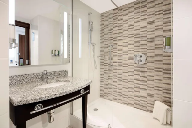 غرفة قياسية بسريرين منفصلين، Hampton By Hilton London Stansted Airport 2/3