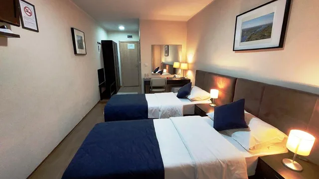 غرفة بسريرين منفصلين بإطلالة على المدينة، Villa Panorama 1/10