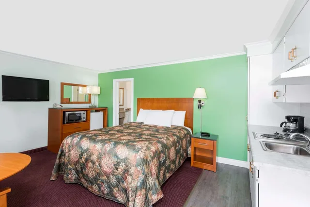 Standard, Queen Bed, Knights Inn Arnprior 2/4