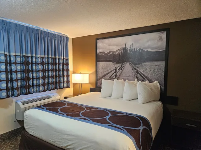 Efficiency, Suite, Twin Beds، Super 8 By Wyndham Spruce Grove 1/6