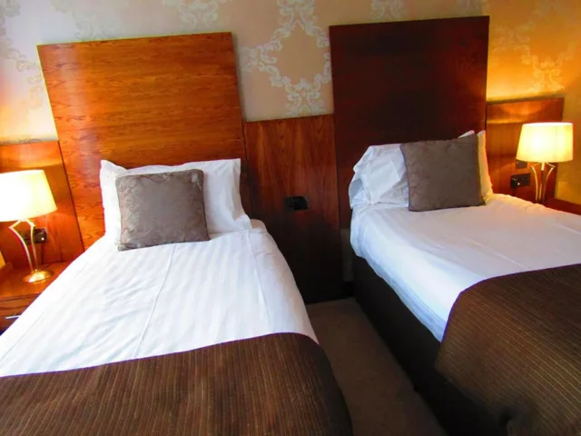 Superior, Twin Beds, Duke Of Edinburgh Hotel 1/2