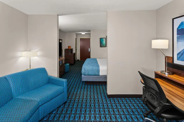 جناح تنفيذي بسرير كينج، Wingate by Wyndham Oshkosh 4/4