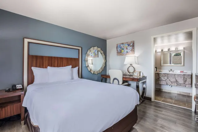 غرفة بسرير كوين، Econo Lodge Neenah 1/10