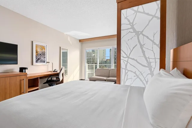 غرفة بسريرين كوين بإطلالة جزئية على البحر مع أريكة، Hyatt Place Ocean City Oceanfront 2/6