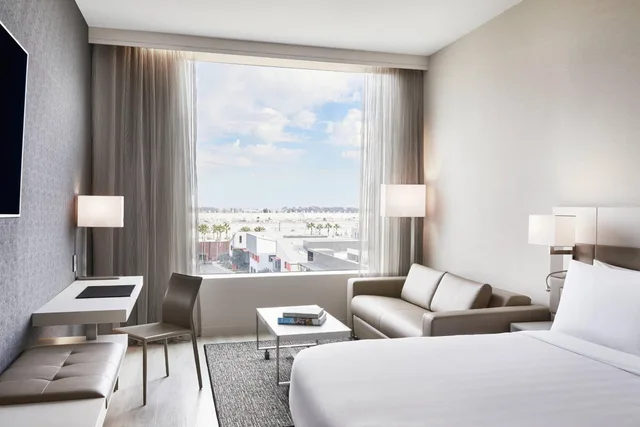 غرفة بسرير كينج بحوض استحمام في طابق مرتفع لذوي الإعاقة، AC Hotel by Marriott Los Angeles South Bay 1/2