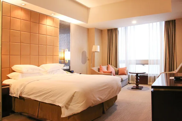 غرفة ديلوكس بسرير كينج بإطلالة على البحر للمدخنين، Crowne Plaza Yantai Seaview 3/7