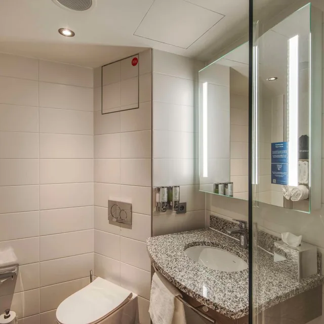غرفة عائلية بسرير كوين مع أريكة، Hampton by Hilton Stuttgart City Centre 6/6