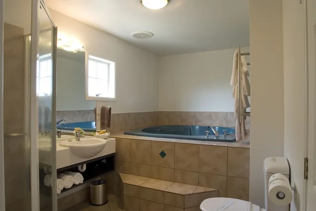 جناح عائلي بسرير كينج وسريرين منفصلين بغرفتي نوم مع أريكة بمسبح خاص، Silver Fern Accommodation And Spa 4/4
