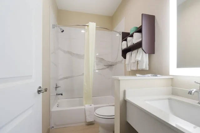 غرفة بسريرين كوين بمطبخ صغير، Scottish Inns and Suites Hitchcock TX 1/1