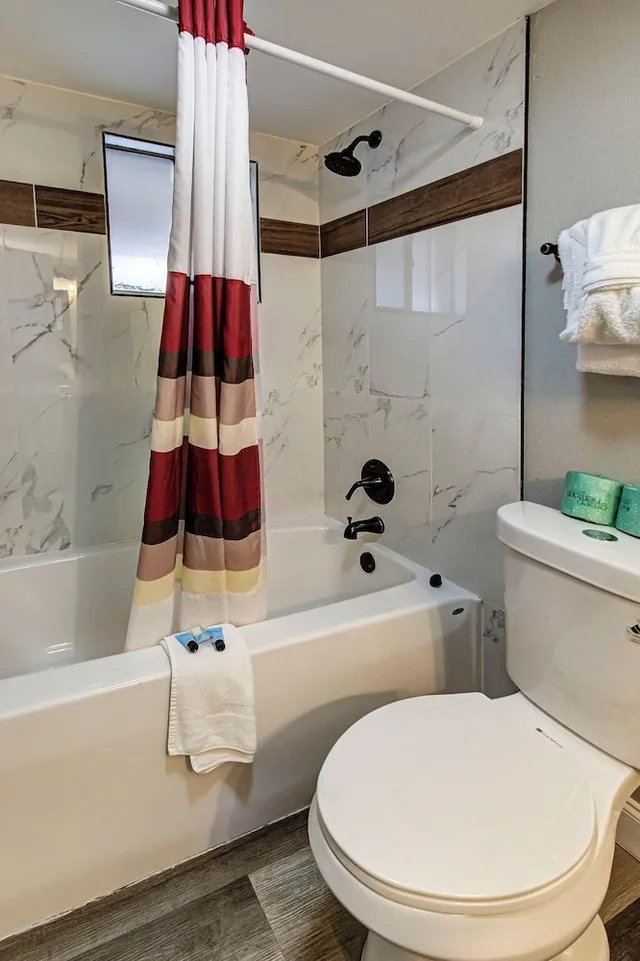 Standard, 2 Queen Beds, Creek Side، Brookside Lodge 6/8