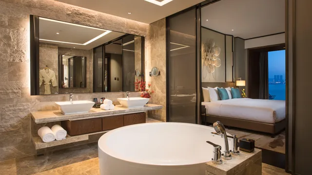King Bed, Bay View, Hualuxe Hotels Resorts Xiamen Haicang 6/7