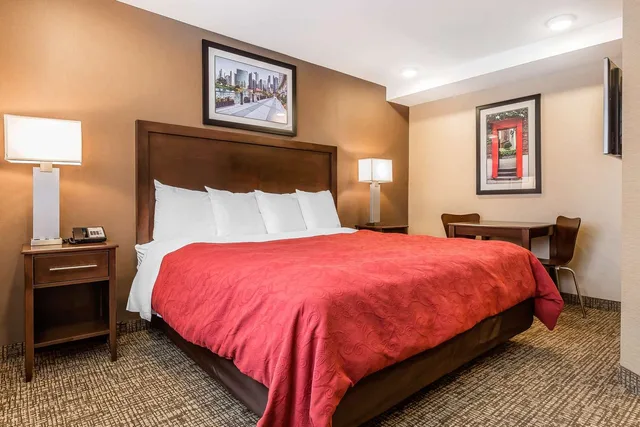 Room, King Bed, Rodeway Inn Chicago-Evanston 4/5