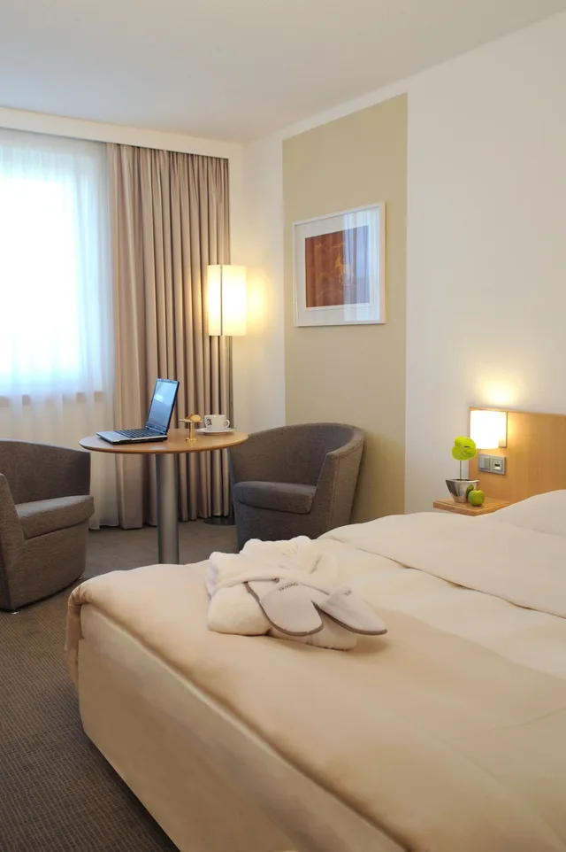 Standard, Queen Bed, Sofa, Novotel Dusseldorf City West 4/8