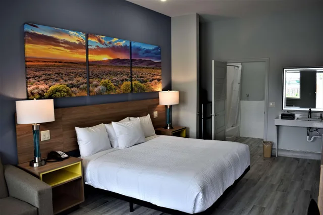 غرفة بسرير كينج، Days Inn & Suites By Wyndham Downtown/University Of Houston 2/2