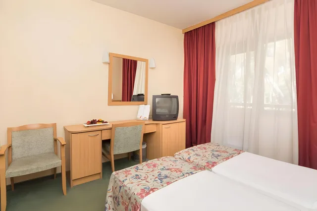 غرفة كلاسيكية بشرفة، Hotel Aurora Plava Laguna 2/2