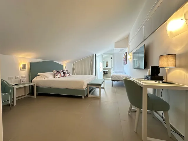 غرفة بسرير مزدوج بإطلالة على المدينة بشرفة، Seaside Hotel 2/2