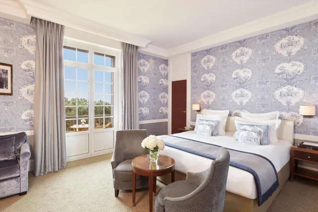 غرفة ديلوكس بسرير كوين وسرير فردي بإطلالة على البحر، Normandy Barriere Hotel 1/1