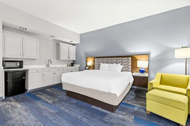 Deluxe, King Bed, Hampton Inn Florence Midtown 3/5