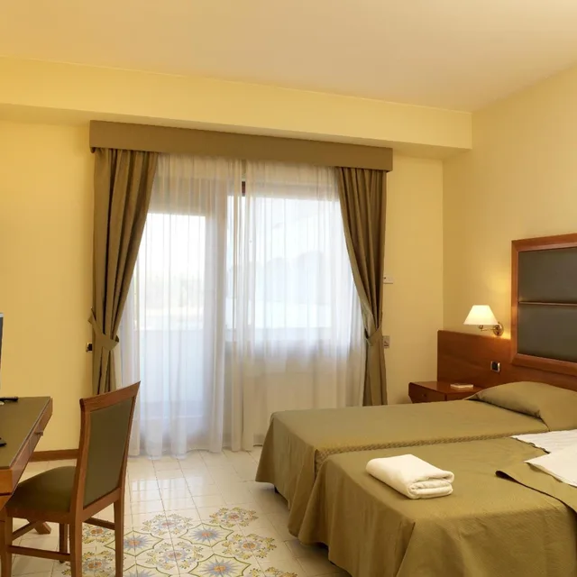 غرفة كومفورت بسرير مزدوج بإطلالة جزئية على البحر، Grand Hotel Don Juan 5/8