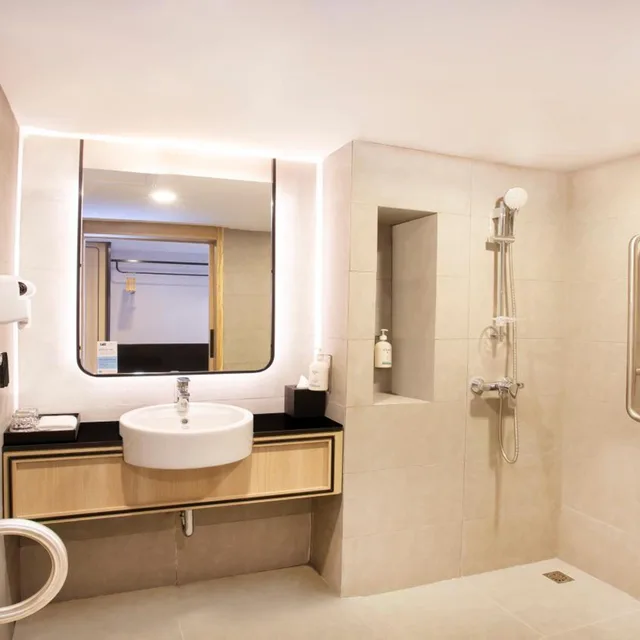 جناح بسرير كوين مع أريكة بمطبخ صغير، Holiday Inn Express & Suites Bangkok Central Pier 8/8
