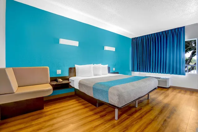 غرفة قياسية بسرير كينج لذوي الإعاقة، Motel6 Jacksonville, NC 5/10