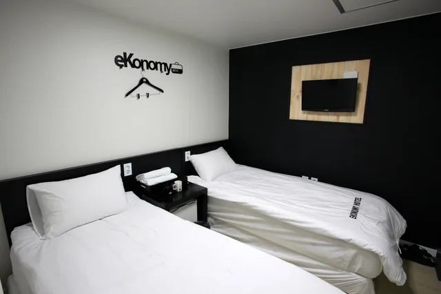 غرفة بسريرين منفصلين، Ekonomy Hotel Myeongdong Premier 7/10
