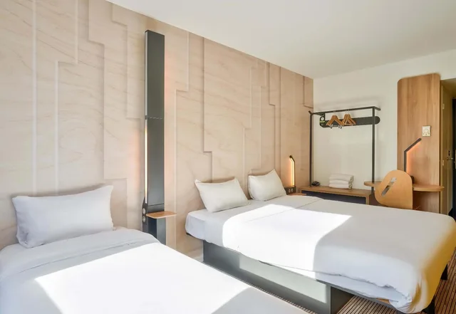 غرفة ثلاثية بسرير كوين وسرير فردي، B&B HOTEL Paris Malakoff Parc des Expositions 1/4