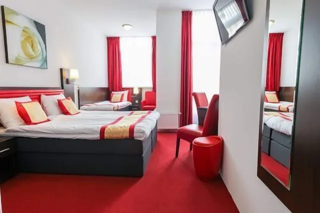 غرفة ثلاثية بإطلالة على الحديقة بشرفة، Hotel Allure 1/3